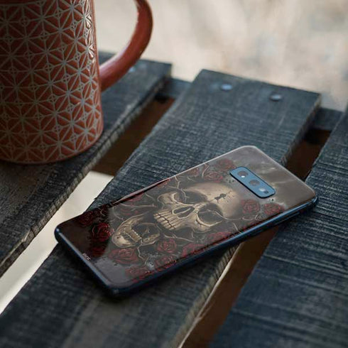 Liquid Blue Skull Entwined with Roses Galaxy S10e Skin