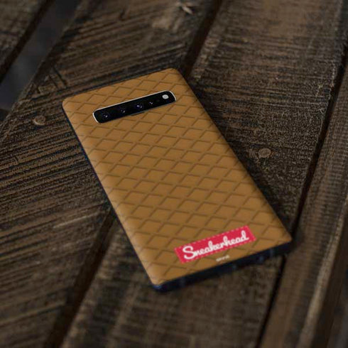 Sneakerhead Gold Pattern Galaxy S10 Skin