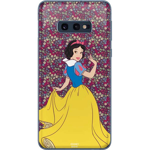 Disney Snow White Character with Floral Pattern Galaxy S10e Skin