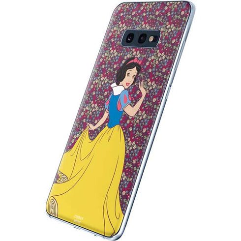 Disney Snow White Character with Floral Pattern Galaxy S10e Skin