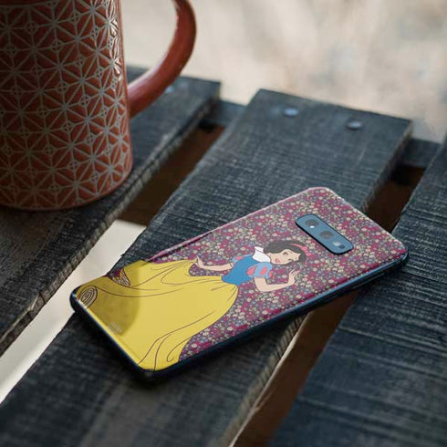 Disney Snow White Character with Floral Pattern Galaxy S10e Skin