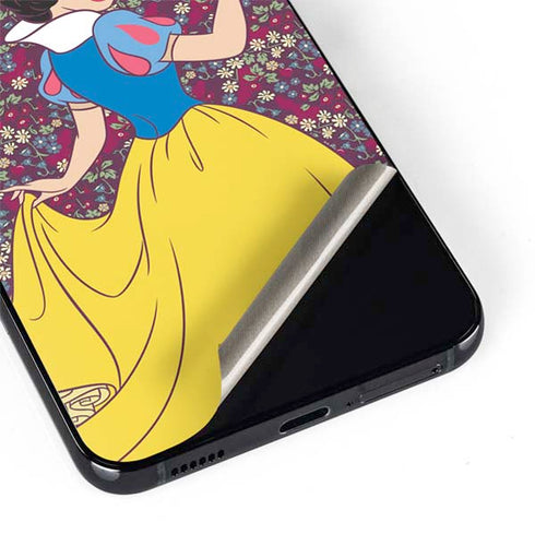 Disney Snow White Character with Floral Pattern Galaxy S22 Plus Skin
