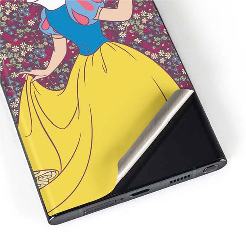 Disney Snow White Character with Floral Pattern Galaxy S22 Ultra Skin