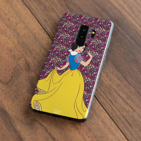 Disney Snow White Character with Floral Pattern Galaxy S9 Plus Skin