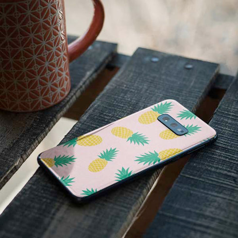 Summer Pineapples Galaxy S10e Skin