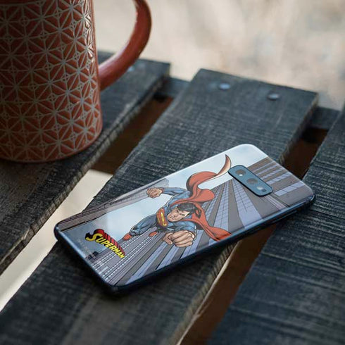 DC Comics Superman Flying Pose Galaxy S10e Skin