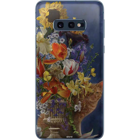 Tabby Cat with Flowers by Nene Thomas Galaxy S10e Skin