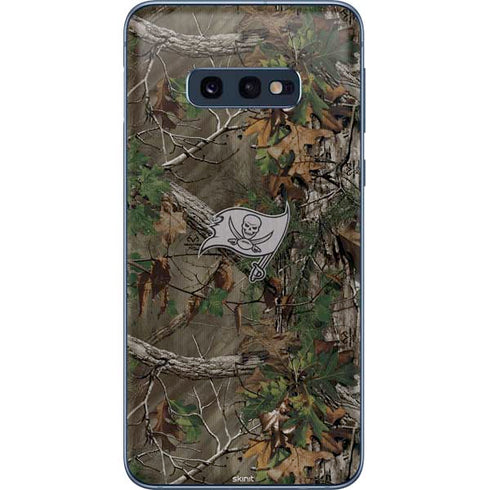 NFL Tampa Bay Buccaneers Realtree Xtra Green Camo Galaxy S10e Skin