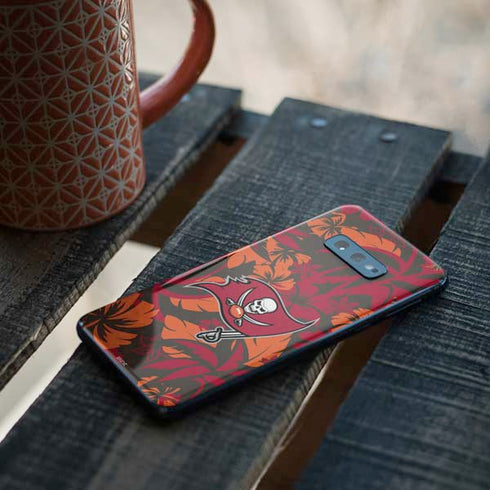 NFL Tampa Bay Buccaneers Tropical Print Galaxy S10e Skin