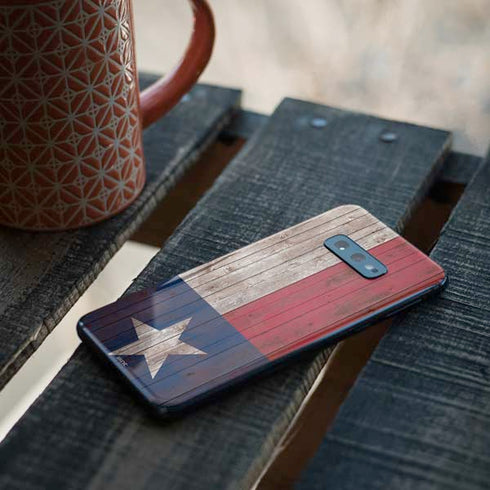 Texas Flag Dark Wood Galaxy S10e Skin