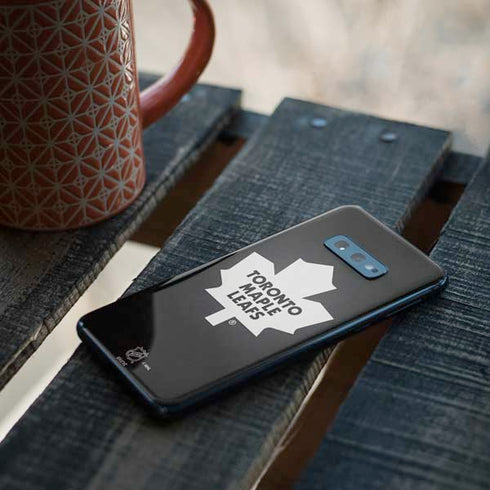 NHL Toronto Maple Leafs Black Background Galaxy S10e Skin