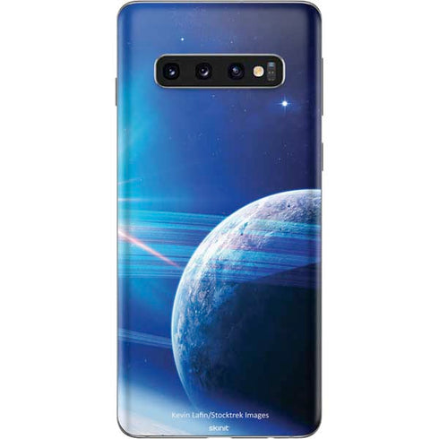 View of a Planet as it Looms in Close Orbit and with Rings Galaxy S10 Skin