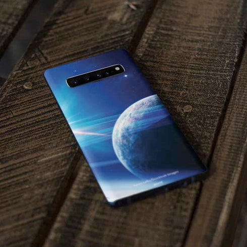 View of a Planet as it Looms in Close Orbit and with Rings Galaxy S10 Skin