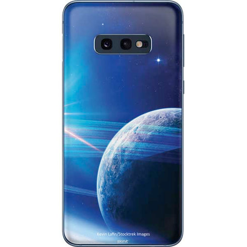View of a Planet as it Looms in Close Orbit and with Rings Galaxy S10e Skin