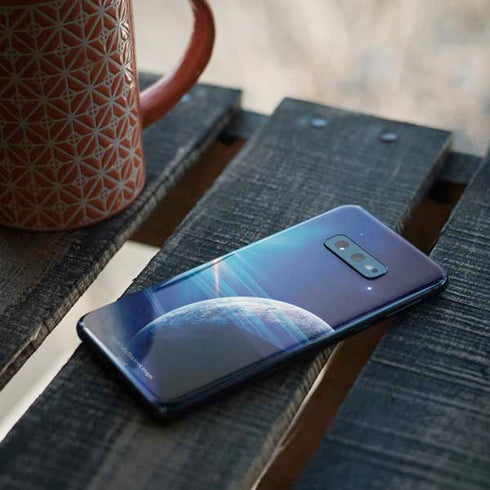View of a Planet as it Looms in Close Orbit and with Rings Galaxy S10e Skin