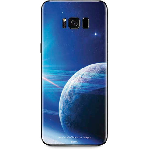 View of a Planet as it Looms in Close Orbit and with Rings Galaxy S8 Plus Skin