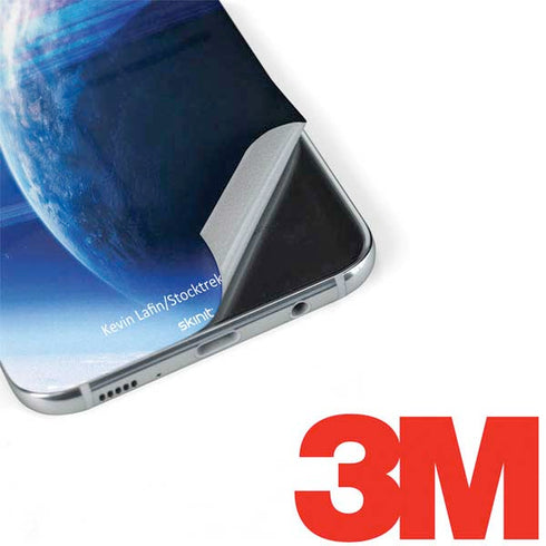 View of a Planet as it Looms in Close Orbit and with Rings Galaxy S8 Plus Skin