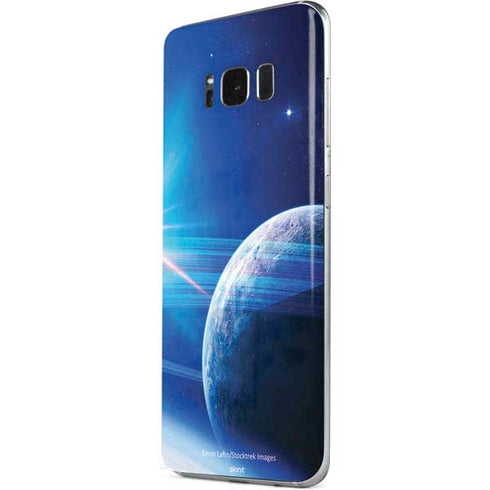 View of a Planet as it Looms in Close Orbit and with Rings Galaxy S8 Skin
