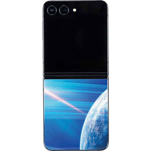 View of a Planet as it Looms in Close Orbit and with Rings Galaxy Z Flip5 5G Skin