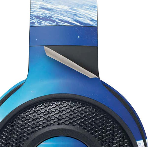 View of a Planet as it Looms in Close Orbit and with Rings Razer Kraken X Skin