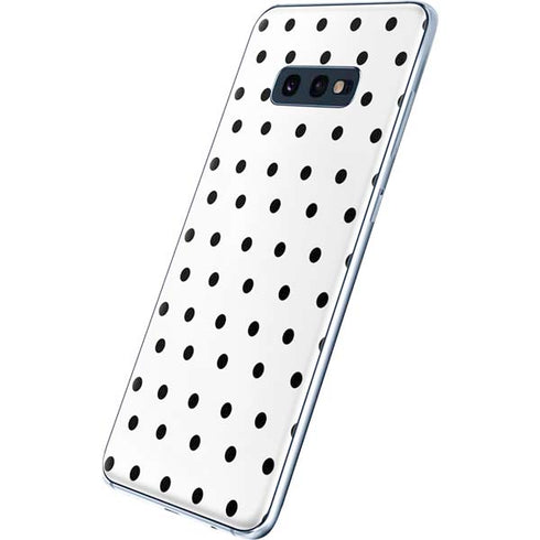 White and Black Polka Dots Galaxy S10e Skin