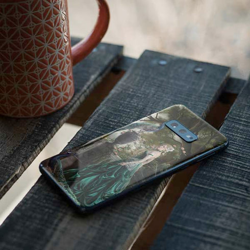 Woman with Peacocks by Nene Thomas Galaxy S10e Skin