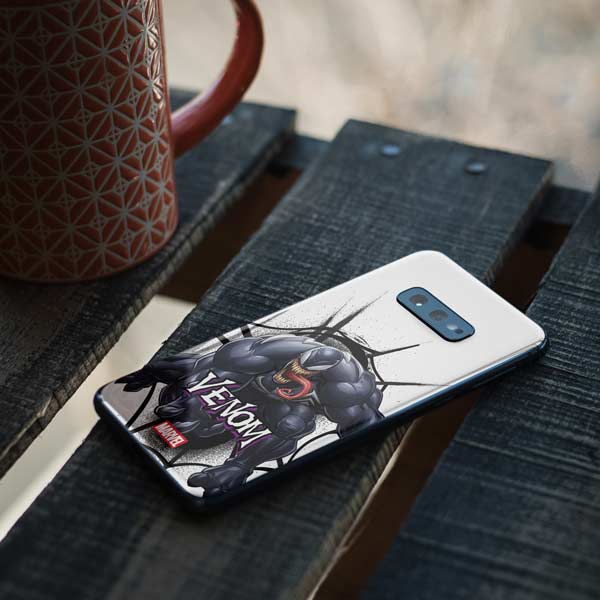 Marvel Venom Reaching Forward Galaxy S10e Skin