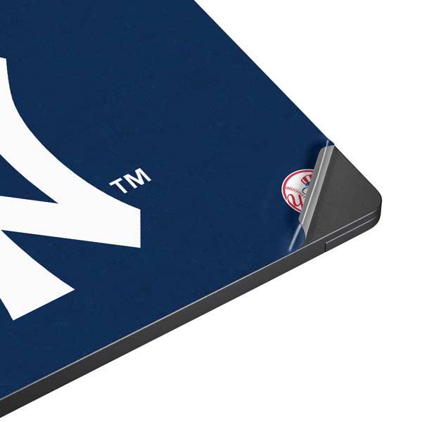 MLB New York Yankees - Solid Distressed Surface Laptop 7 15in Skin