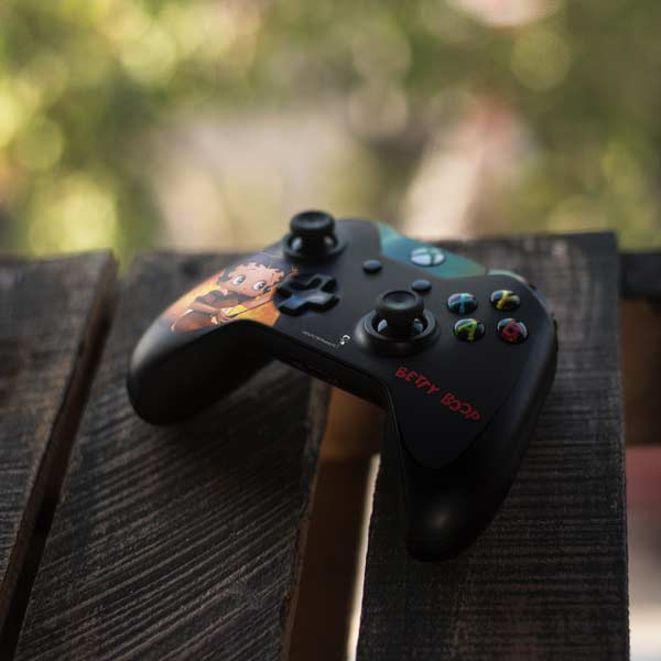 Betty Boop Roasting Marshmallows Xbox One Controller Skin