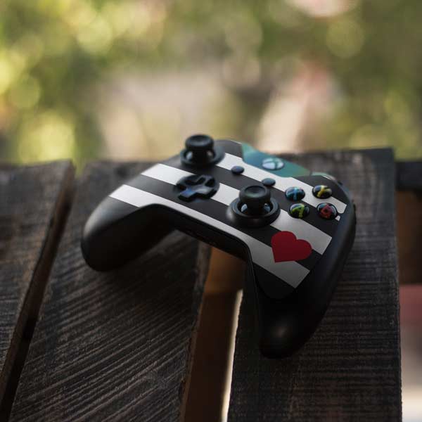 Black And White Striped Heart Xbox One Controller Skin