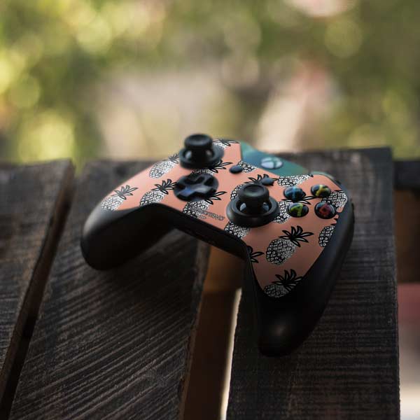 Bouffants and Broken Hearts Gray Scale Pineapple Xbox One Controller Skin